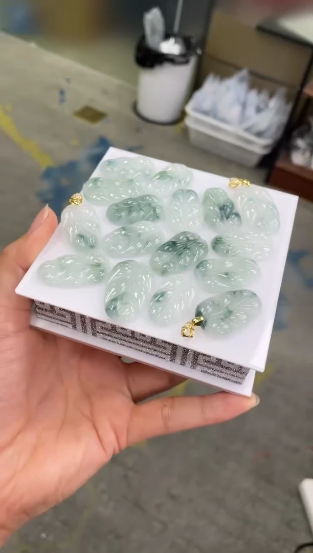 吊坠(赠链)银S925镶嵌翡翠叶子  多样性发货发一件