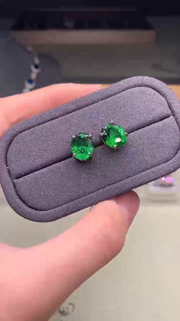 银S925镶嵌耳饰石榴石（沙弗莱）...........