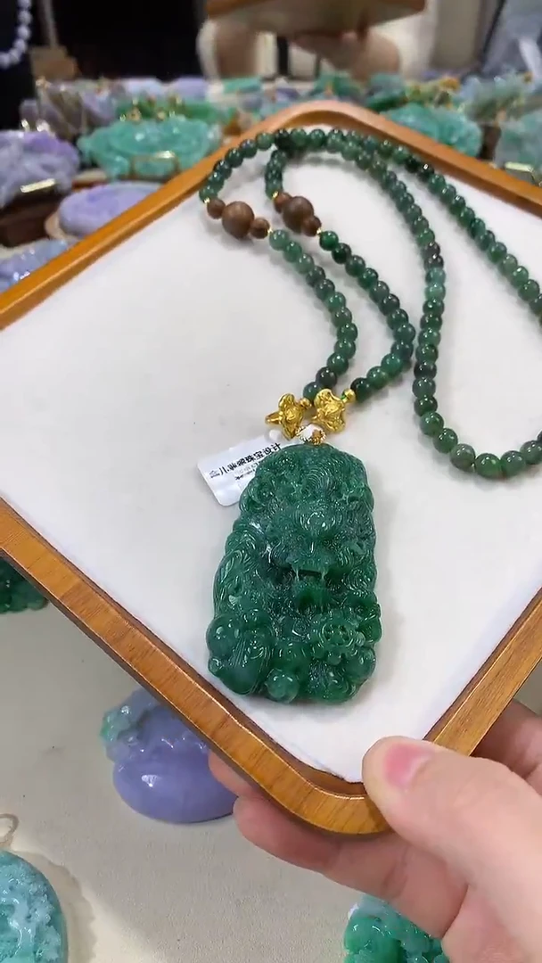 颈饰未镶嵌翡翠吊坠