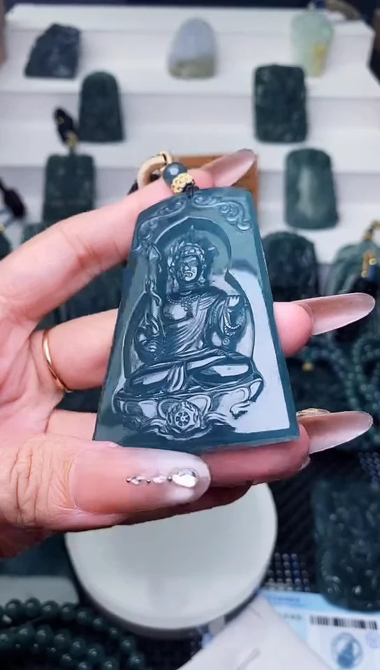 颈饰未镶嵌翡翠