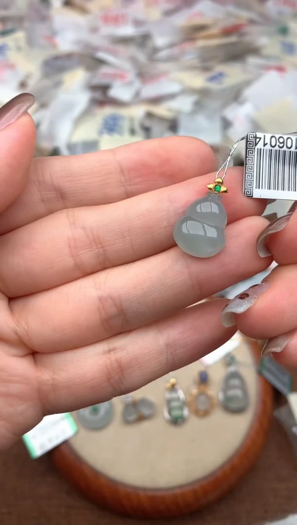 18K金镶嵌挂件翡翠—