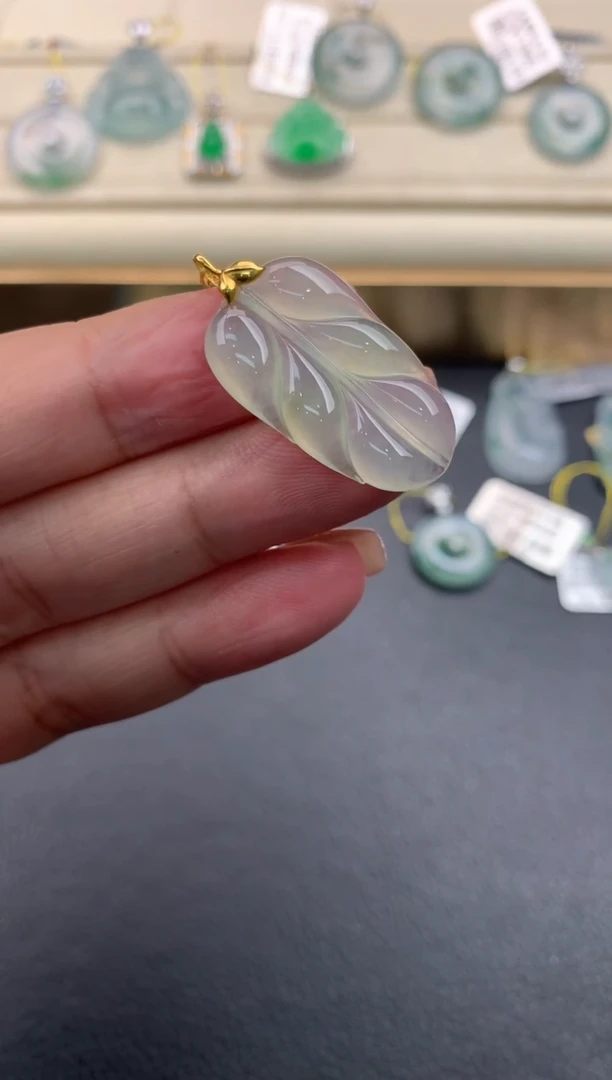 翡翠18K金镶嵌颈饰Q120