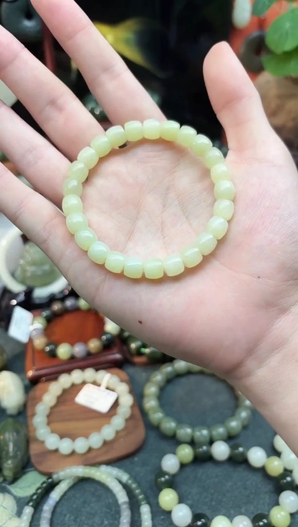 未镶嵌手链和田玉  8MM  鸡油黄