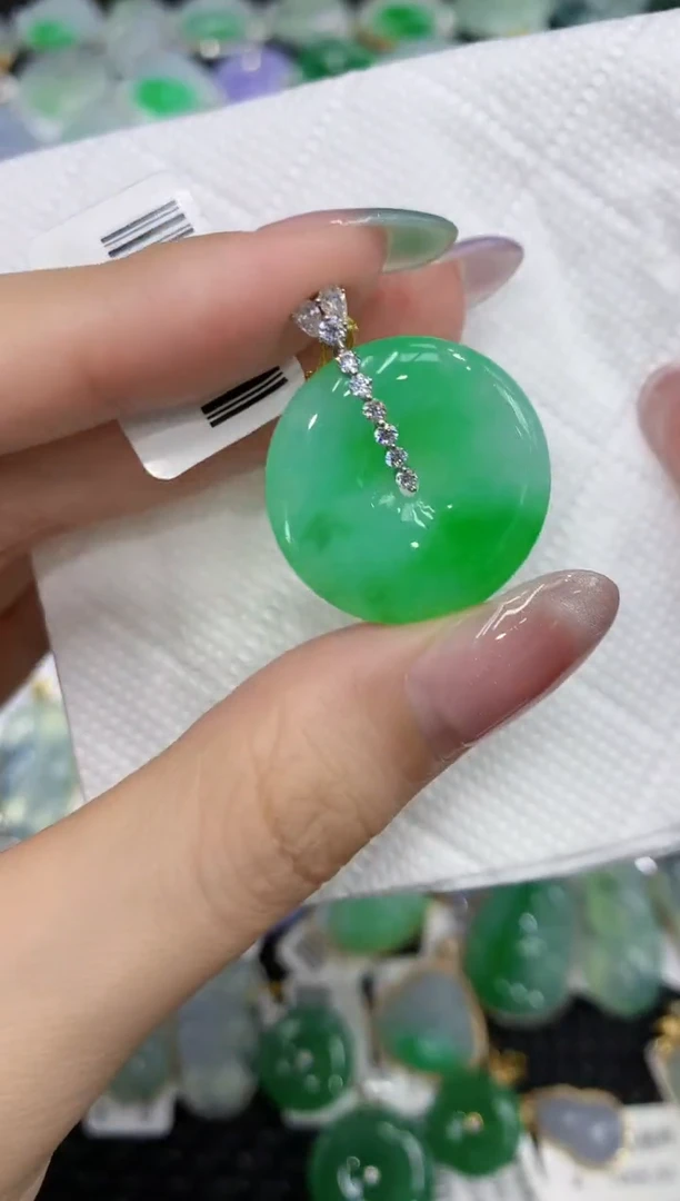 翡翠18K金镶嵌颈饰111111111111