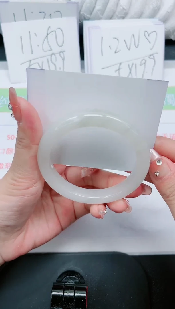 【闪购商品】石英质玉手镯未镶嵌150