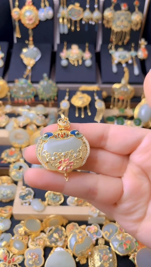 颈饰银S925镀金镶嵌和田玉花丝镂空香囊如意锁吊坠