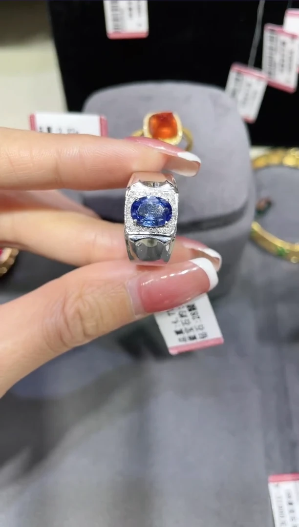 18K金镶嵌蓝宝石戒指