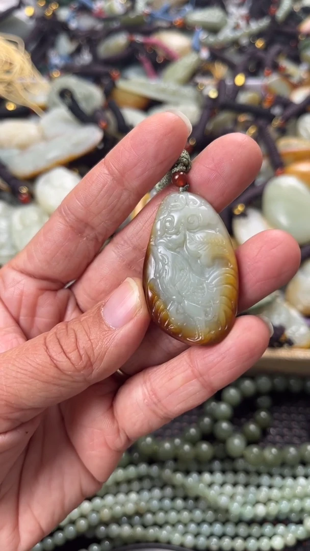 【闪购商品】和田玉颈饰未镶嵌多样性发货没有证书，拍一发一.有瑕