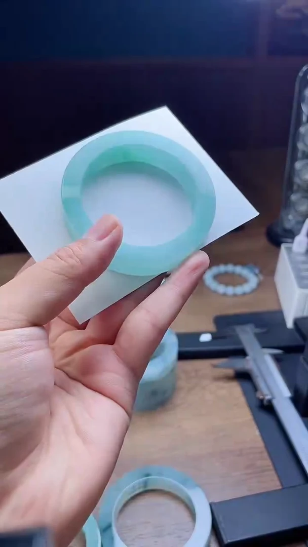 未镶嵌手镯定制翡翠英*定制