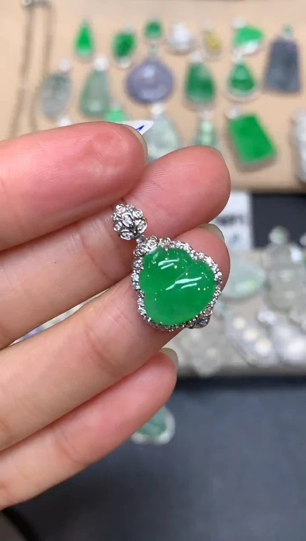 颈饰18K金镶嵌翡翠葫芦【无服务费