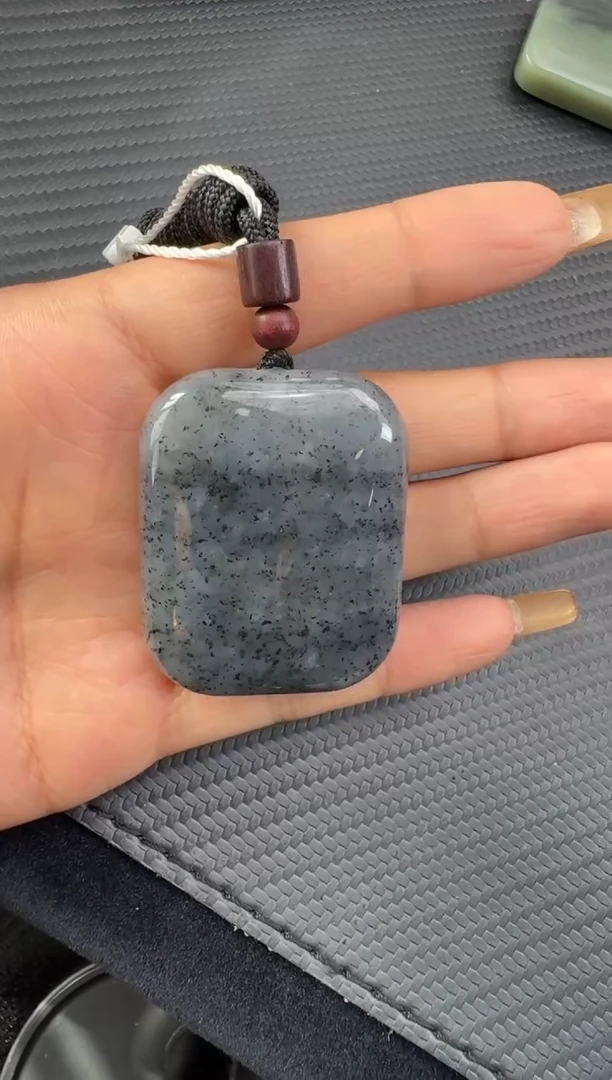 吊坠(不含链)未镶嵌和田玉?****?若羌微色差散墨青花无事牌吊坠
