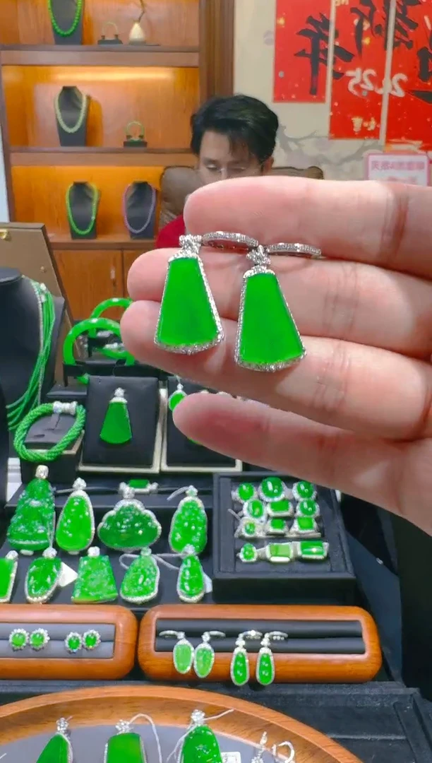 【闪购商品】翡翠耳饰18K金镶嵌天然A货翡翠