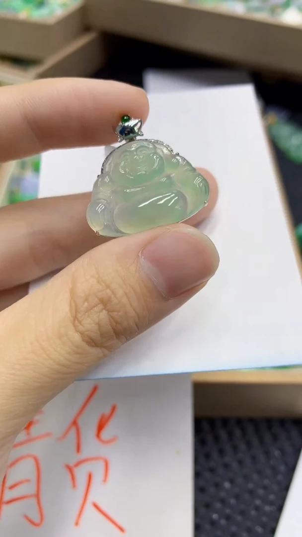 翡翠18K金镶嵌颈饰             1