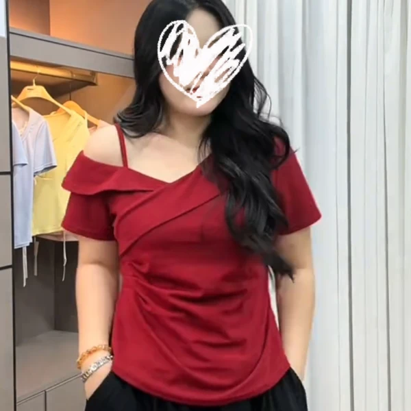 斜肩短袖T恤女夏季辣妹风宽松设计感露肩上衣胖MM不规则别致小衫