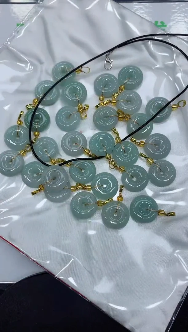 翡翠未镶嵌吊坠(赠链)翡翠平安扣多样随机发饰品