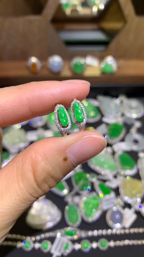 【闪购商品】翡翠吊坠(不含链)18K金镶嵌耳包