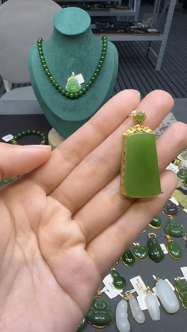 18K金镶嵌和田玉挂件1