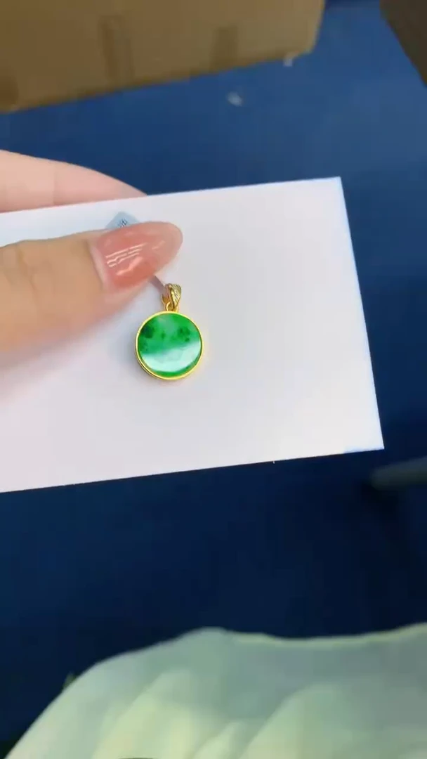 翡翠未镶嵌颈饰           1