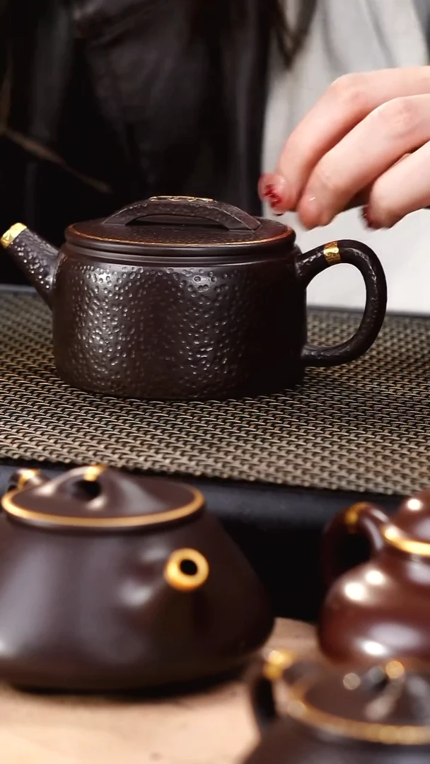 茶壶紫砂四号井茄皮紫泥描金锤纹汉瓦180cc
