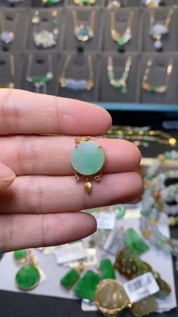 颈饰18K金镶嵌翡翠39991