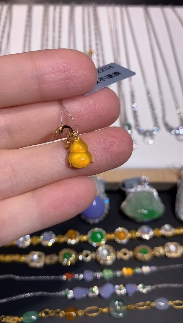 颈饰18K金镶嵌翡翠吊坠