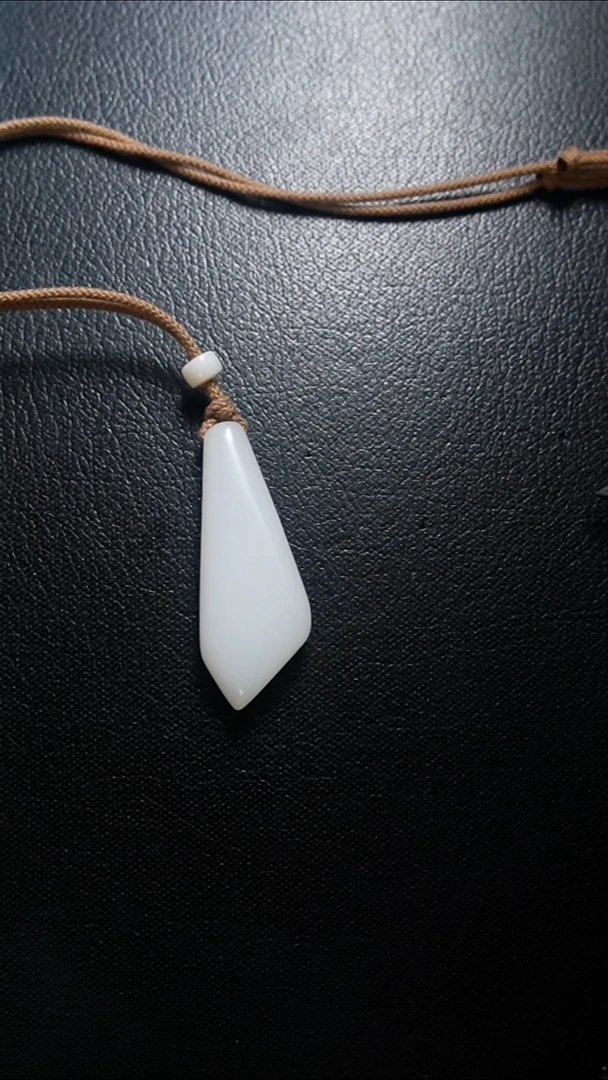 颈饰未镶嵌和田玉吊坠