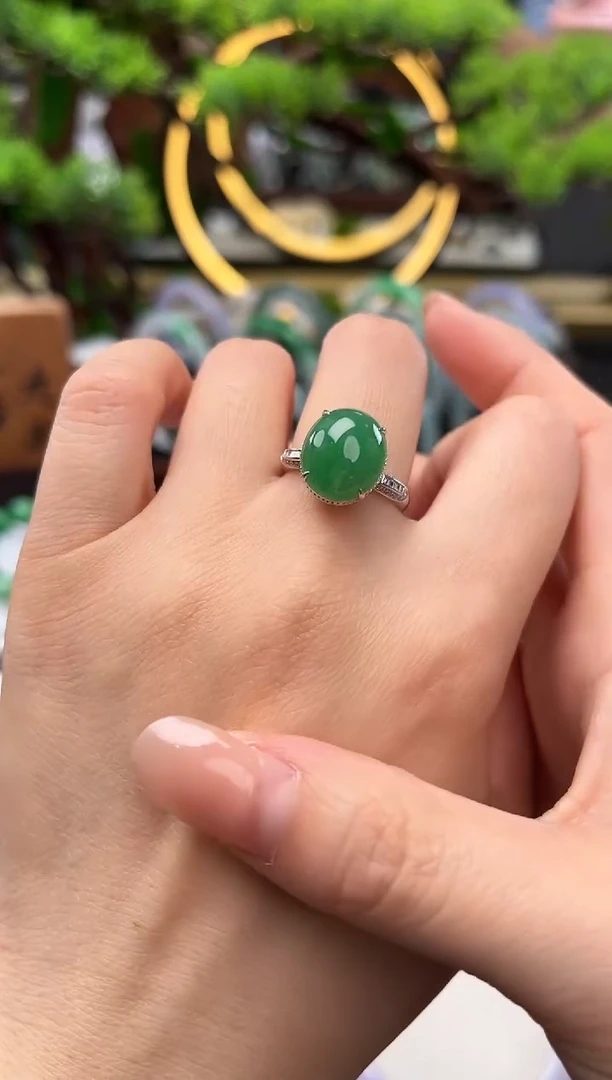 18K金镶嵌戒指翡翠戒指