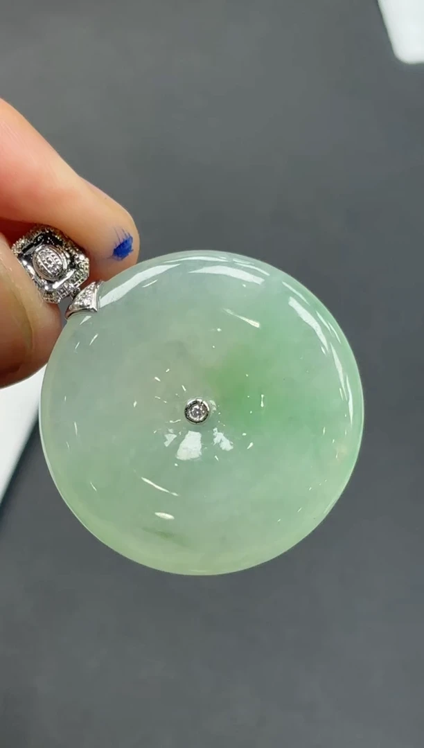 18K金镶嵌挂件翡翠平安扣