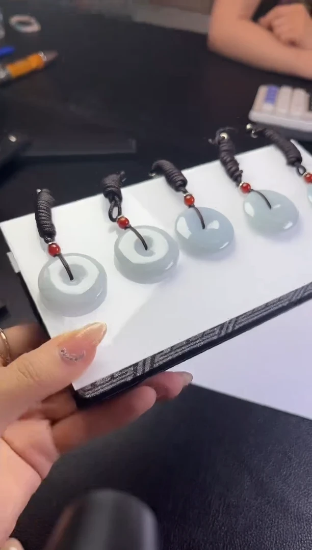 翡翠未镶嵌颈饰多样性发一件