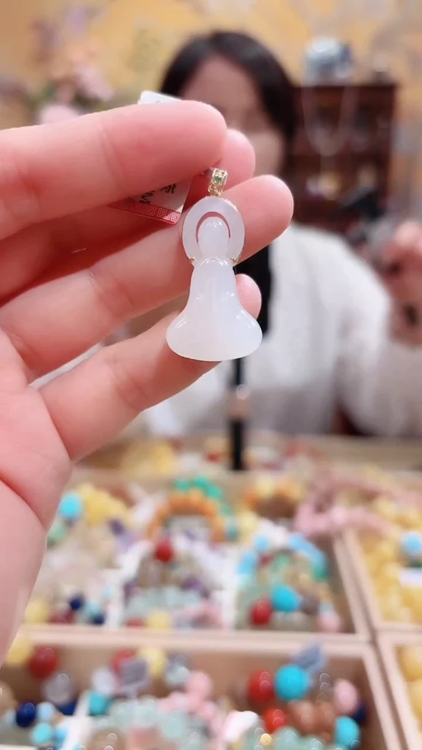 颈饰18K金镶嵌和田玉和田玉设计款吊坠