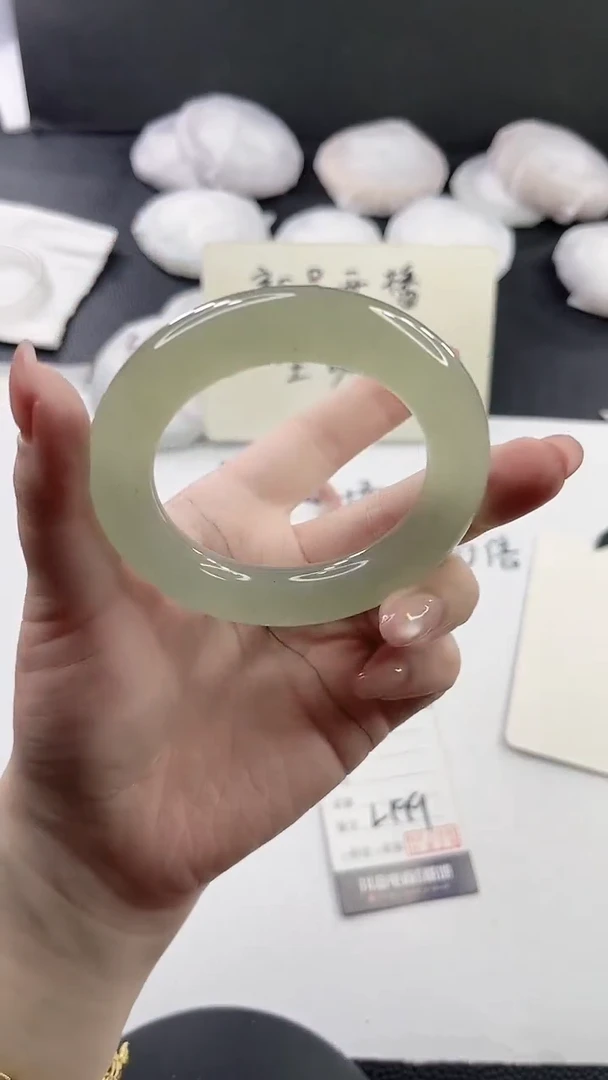 未镶嵌手镯石英质玉L199