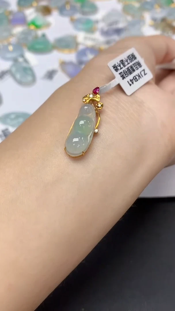 翡翠18K金镶嵌颈饰天然a货翡翠