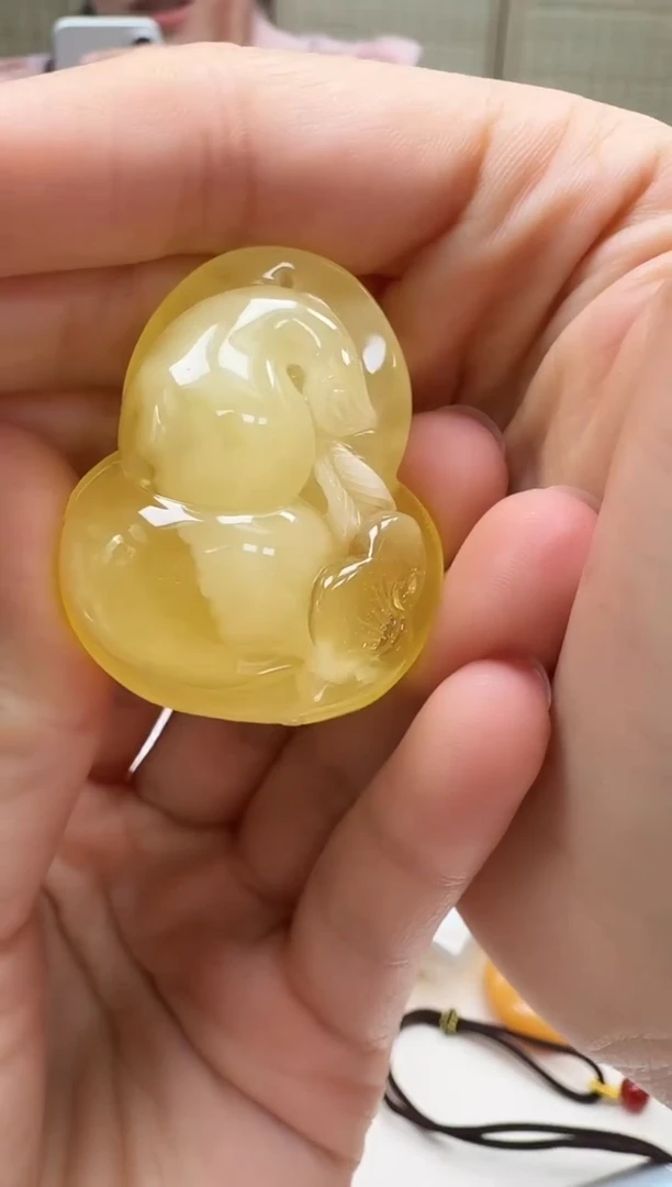 未镶嵌琥珀裸石如图