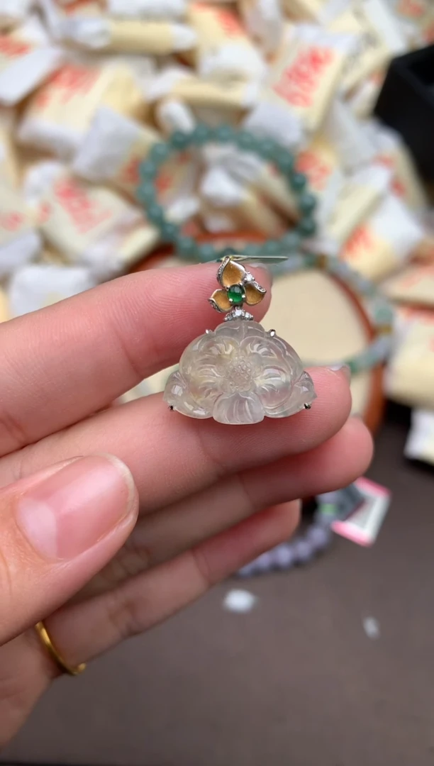 翡翠挂件18K金镶嵌 —