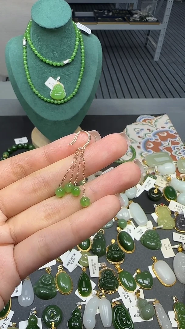 18K金镶嵌和田玉耳饰1