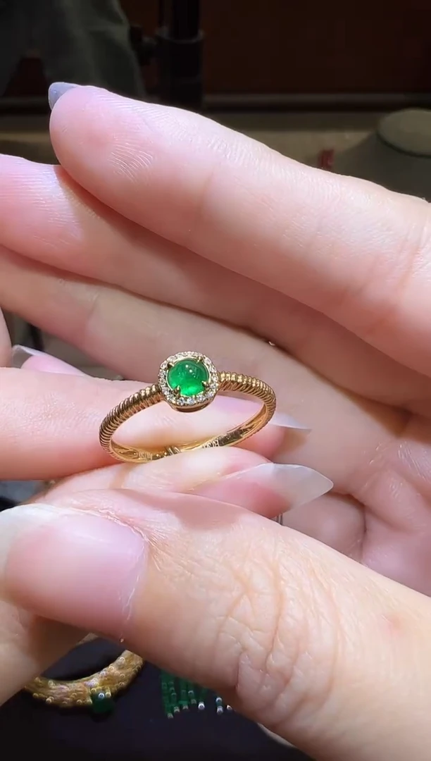 18K金镶嵌戒指祖母绿0.3ct