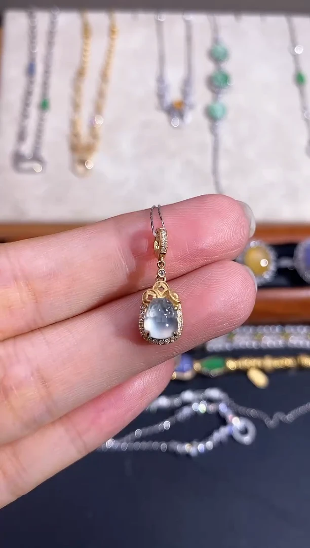 翡翠18K金镶嵌颈饰吊坠