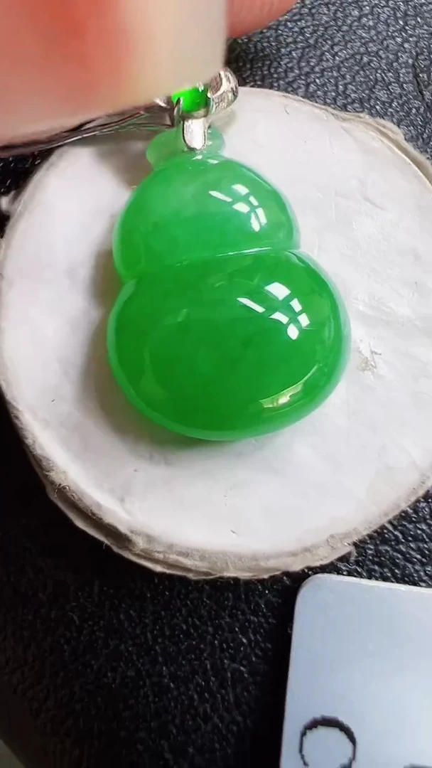 颈饰18K金镶嵌翡翠葫芦