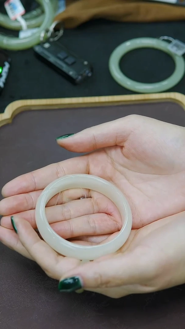 未镶嵌手镯和田玉5圈口 浅晴水正圈手镯