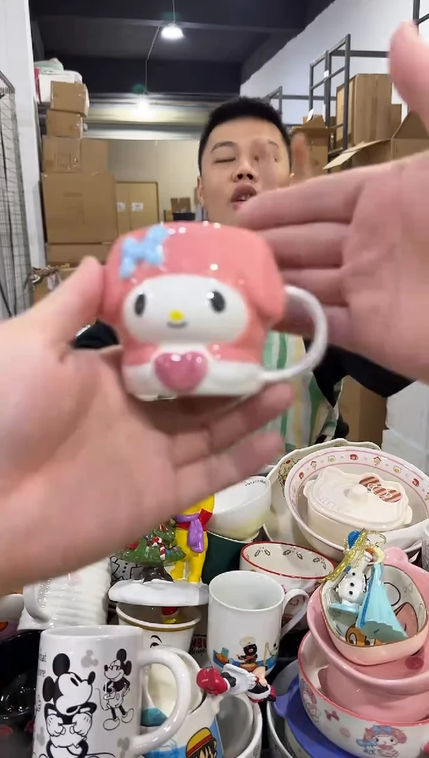 瓷片美乐蒂抱爱心一口杯