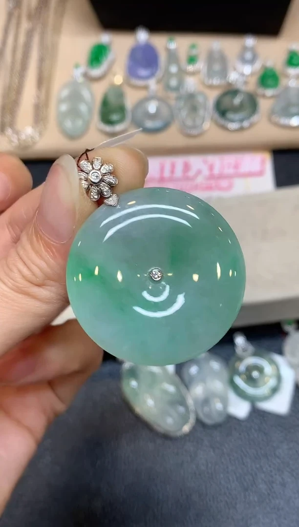 颈饰18K金镶嵌翡翠平安扣【无服务费