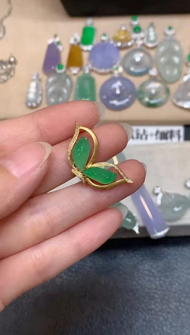 颈饰18K金镶嵌翡翠蝴蝶【无服务费