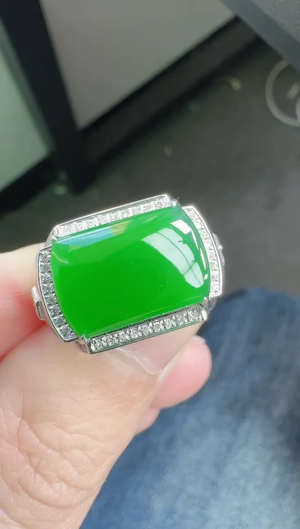 18K金镶嵌戒指翡翠寄售回流，24小时鉴赏期