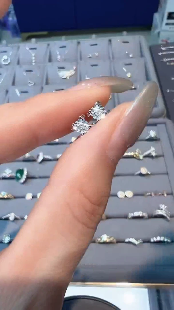 【闪购商品】钻石/18K金镶嵌耳钉多样性发一