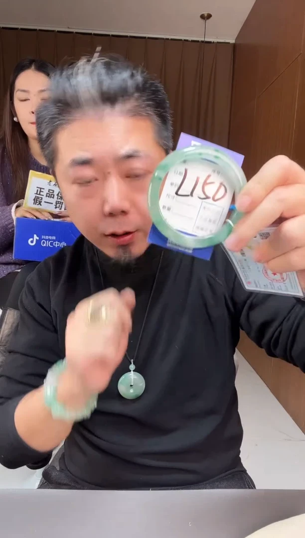 【闪购商品】石英质玉手镯未镶嵌非洲翠