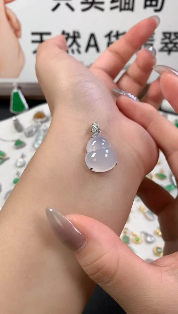 颈饰18K金镶嵌翡翠胖葫芦