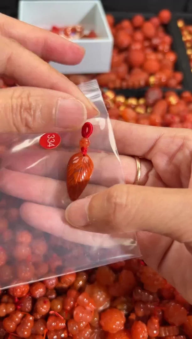 南红玛瑙未镶嵌颈饰1