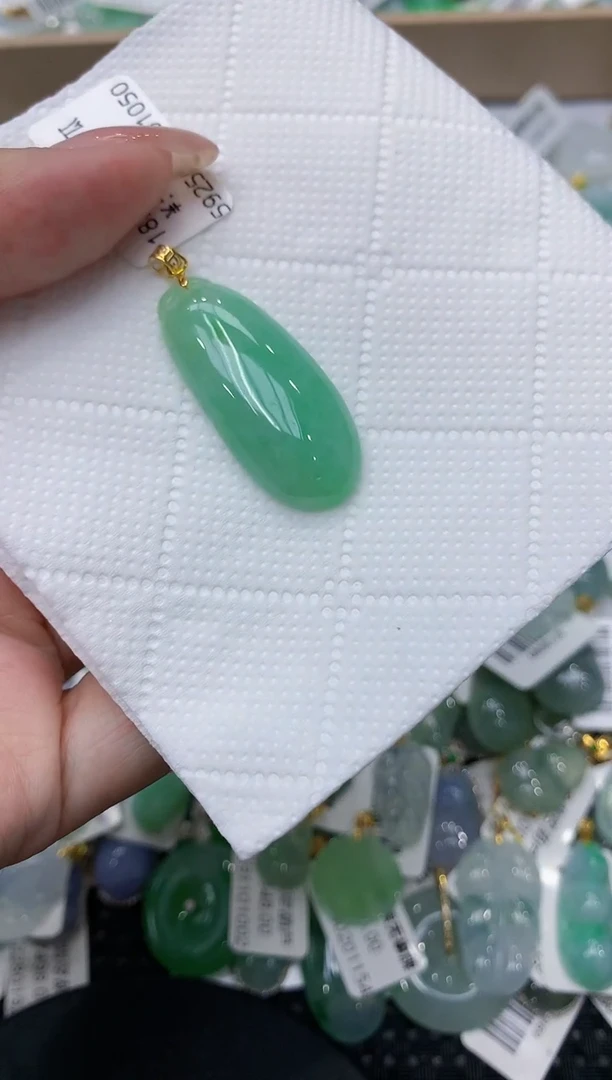 翡翠18K金镶嵌颈饰111111111