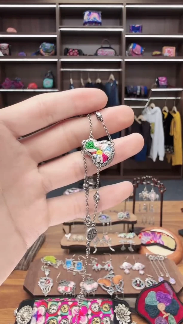 织绣63蒙阿苏苗绣传承店