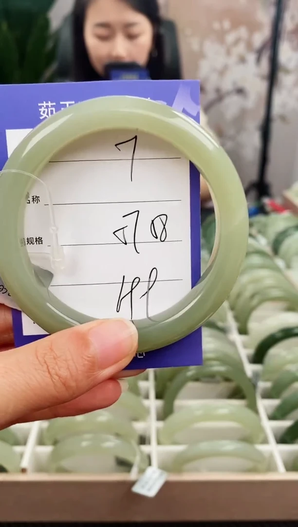 未镶嵌手镯和田玉微色差7